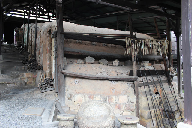 陶房の奥にある登り窯。素焼きされた作品は、釉薬をかけた後この窯に入れられ、火度1350℃程度で焼かれました。窯の火は2昼夜にわたり、約2000束の松割木が使用されました