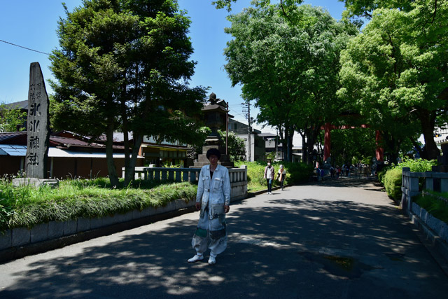 終盤となる二の鳥居の前で。明治神宮から寄贈移築された二の鳥居は現存する木造の鳥居では関東一の大きさ