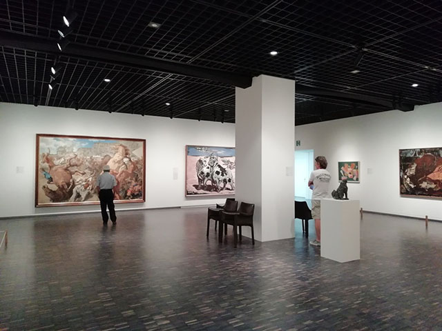 「戦争画」をモチーフにした展示室など、社会性の高いコンセプトで構成されることも。