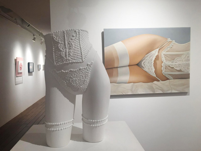 HOMMAGEの第一弾を2016年に催した際の展示参考画像 左立体:渡辺おさむ《Sweet torso》2016, 36 x 21 x 55 cm, FRP and Modeling Paste 右平面:JOHN KACERE《ANDREA ’91》1991, 76.6 x 101.8 cm, oil on linen:「HOMMAGE」Sansiao Gallery