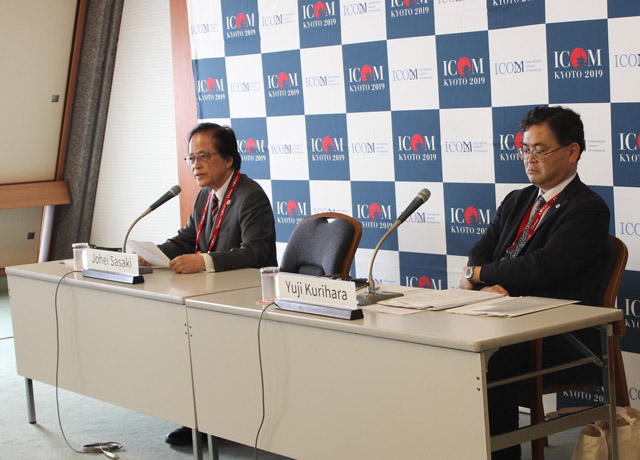 大会最終日に行われたプレスカンファレンスで会見する組織委員長の佐々木丞平氏(左)と運営委員長の栗原祐司氏