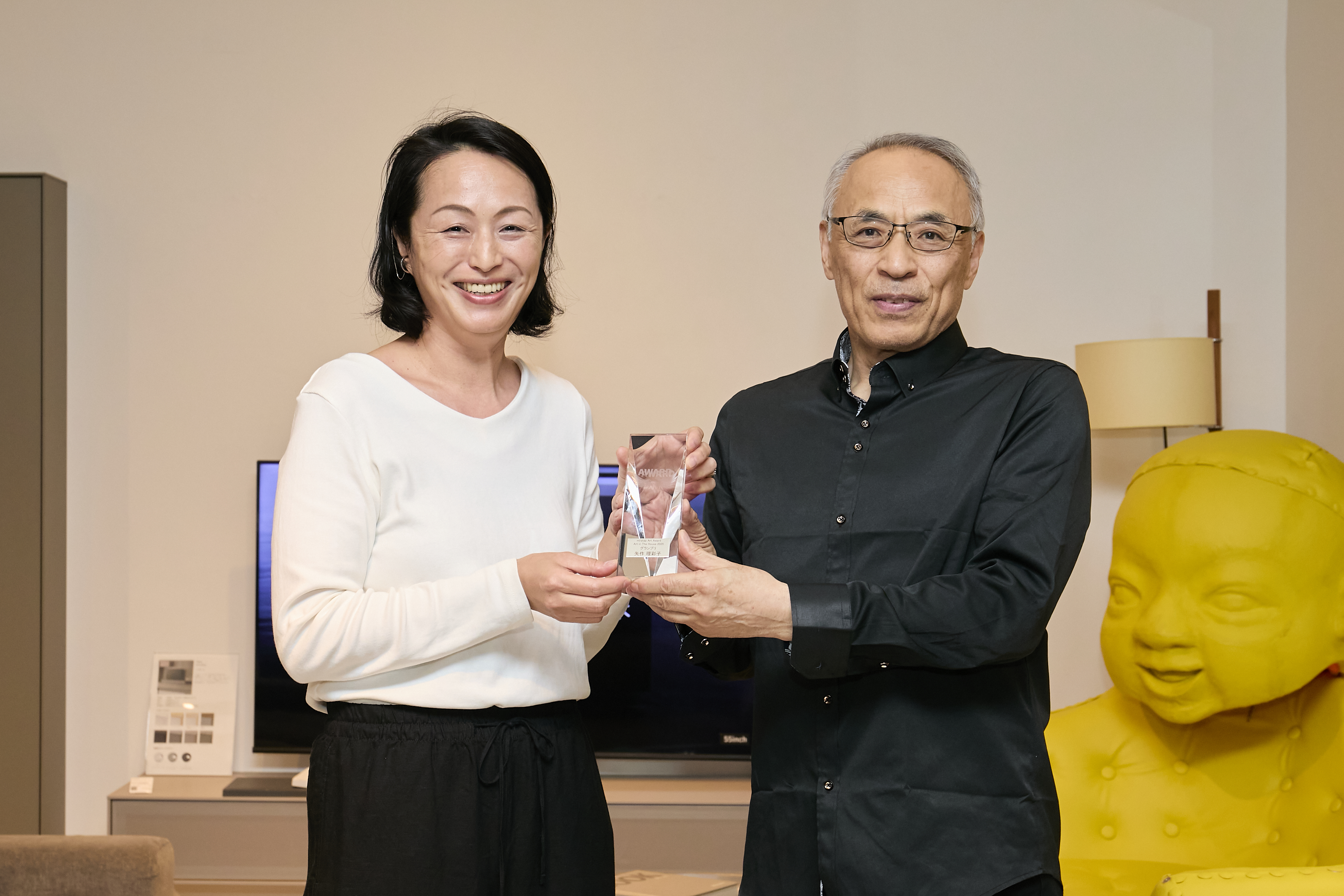 グランプリを受賞した矢作 理彩子さん（左）と選者の出川 哲朗さん