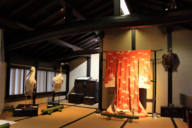 江戸時代に作られた鶴紋様の着物（花洛庵所蔵）。紅花で染めた赤があでやか