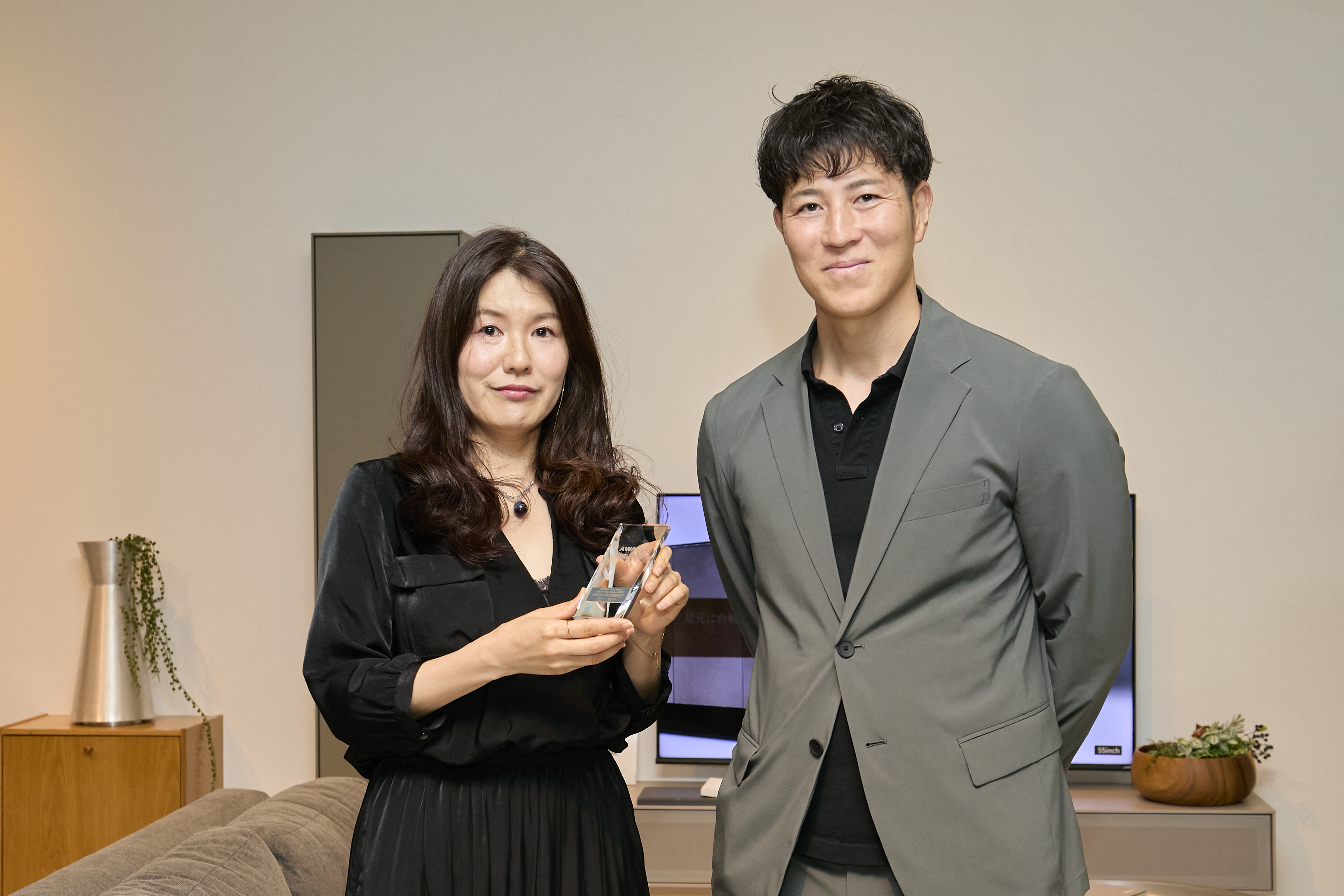 ミラタップ社長特別賞を受賞した野田 朗子さん（写真左）と選者の山根 太郎社長
