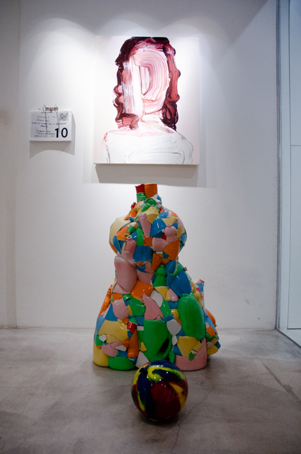 左：Ryan Gander《And what if no one believes this truth? 》2014 上：武田鉄平《絵画のための絵画007》2015 手前：岩井優《Bottle/Body（From “Mutation of the dead end）》2014