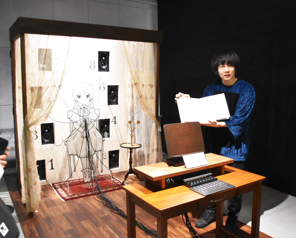 「拡張される音楽 Augmented Music」の展示風景。（左）佐久間洋司氏