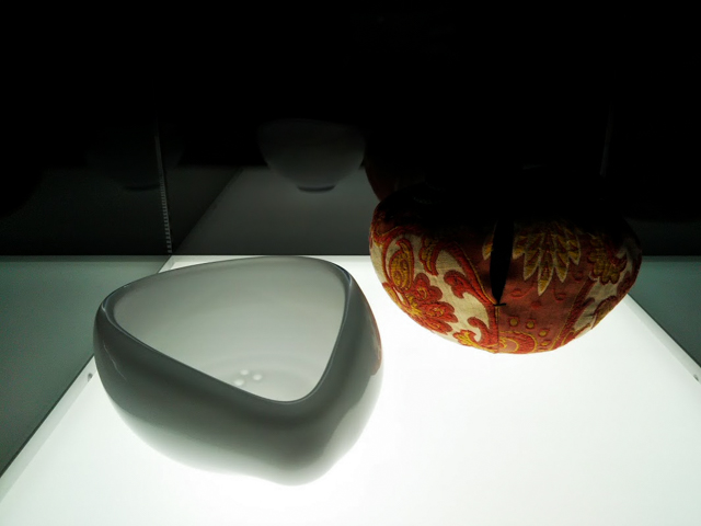 マルセル・デュシャンの《泉》を模した茶碗《硝子茶碗 泉》の底には、本展でみることは出来ないのですが（残念！）、既製品の便器に「Mutt」とサインしたデュシャンさながら、杉本のSで「Sutt」とサインされています 《硝子茶碗 泉》2014 ​​​​​​​©Hiroshi Sugimoto