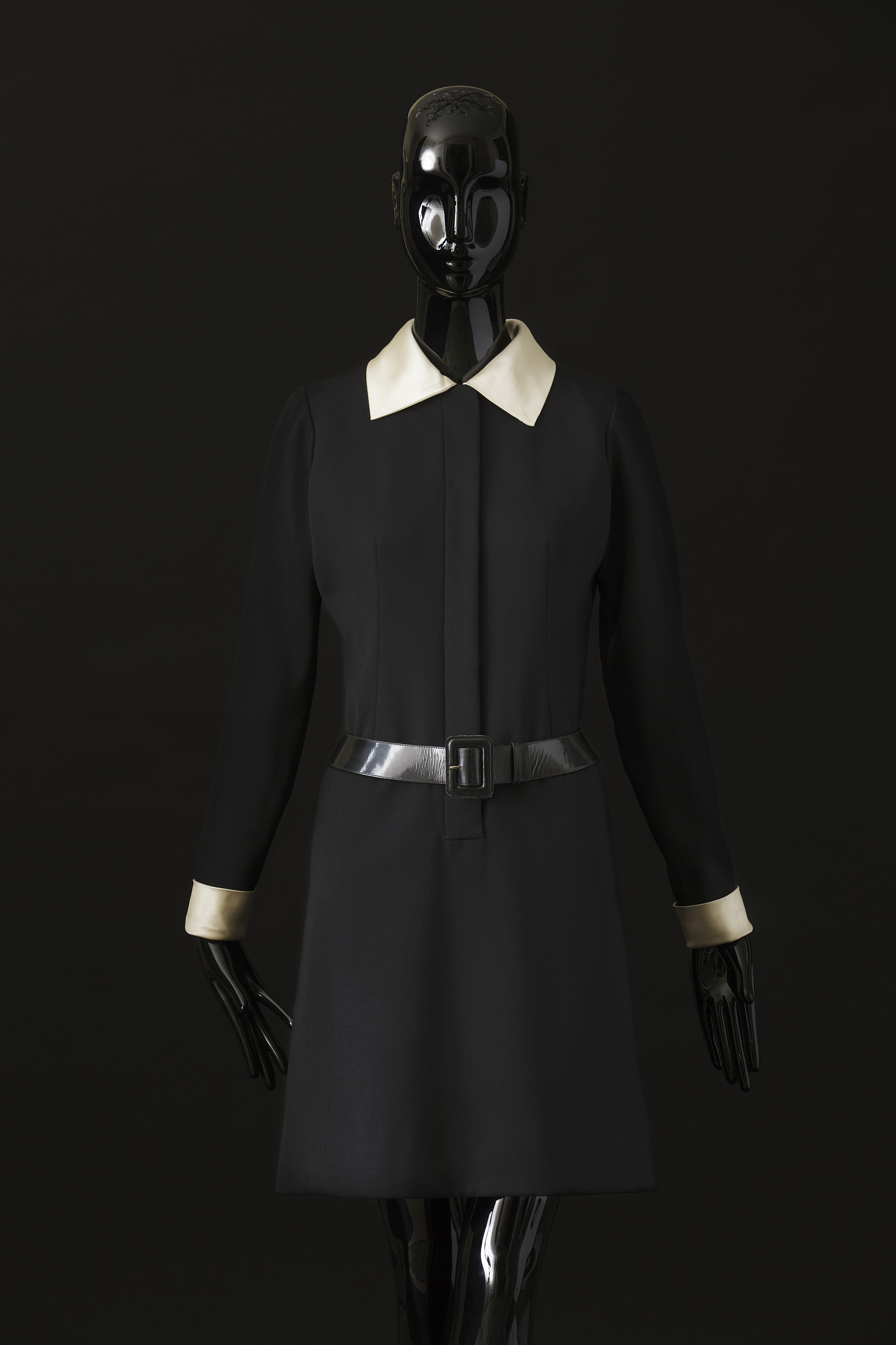 セヴリーヌ・セリジーのドレス 1967年に公開されたルイス・ブニュエル監督の映画『昼顔』のカトリーヌ・ドヌーヴのためのデザイン　