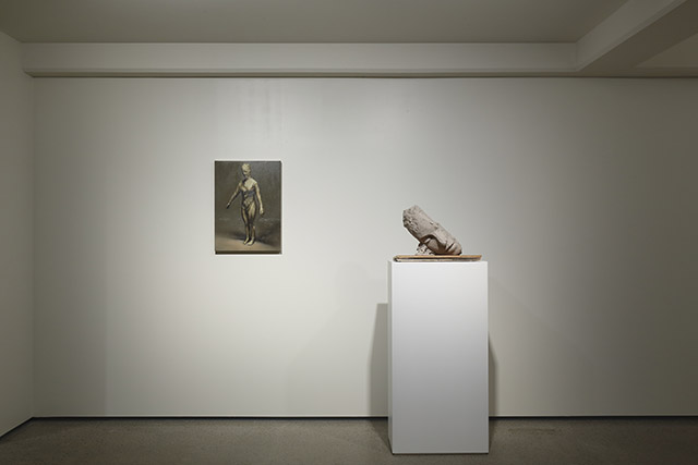 Installation view, “Michaël Borremans | Mark Manders”, Gallery Koyanagi © Michaël Borremans / Mark Manders Courtesy of Zeno X Gallery, Antwerp and Gallery Koyanagi, Tokyo
