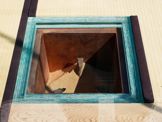 炉縁にもガラスが使用されています 《硝子の茶室 聞鳥庵》 2014 Originally commissioned for LE STANZE DEL VETRO,Venice / Courtesy of Pentagram Stiftung & LE STANZE DEL VETRO.
