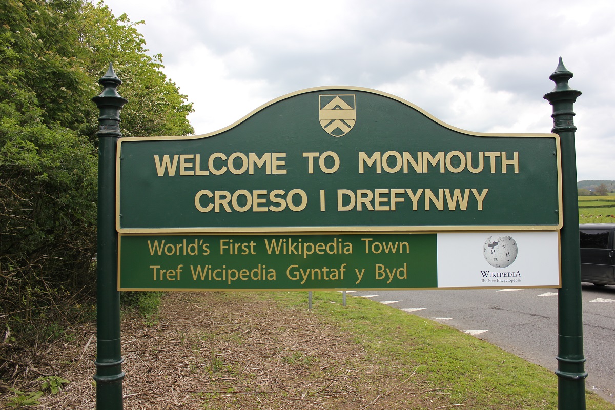世界初の Wikipedia Town とされるMonmouth（モンマス）。町の案内板にウィキペディアのロゴが付いている。 Wikipedia