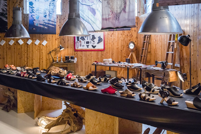 mum & trippen『BEACH』展示風景:マームとジプシー×trippen 演劇の枠を超えたコラボレーション、演劇作品『BOOTS』!靴と演劇の関係性とは?
