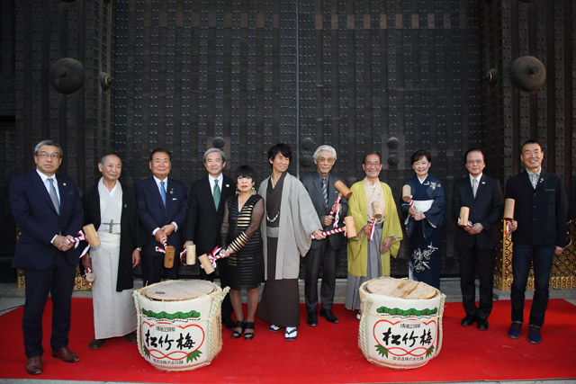 (左から)大西 洋 株式会社羽田未来総合研究所 代表取締役社長、渡邉 隆夫 京都府中小企業団体中央会 会長、 立石 義雄 京都商工会議所 会頭、田村 明比古 成田国際空港株式会社 代表取締役社長、コシノジュンコ デザイナー、 來住 尚彦 artKYOTO総合プロデューサー、近藤 誠一 公益財団法人 京都市芸術文化協会 理事長、門川 大作 京都市長、 安倍 昭恵 内閣総理大臣夫人、佐々木 丞平 京都国立博物館 館長、中野 善壽 東方文化支援財団 代表理事