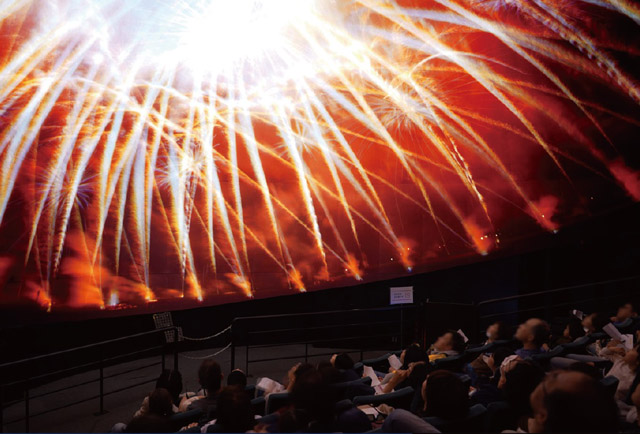 恵比寿ガーデンプレイス センター広場のオフサイト展示では、花火の物語を360 度全方位から見上げることのできる映像プログラム《ハ ナビリウム》も屋外ドームに登場。《ハナビリウム》［参考図版］ ©丸玉屋
