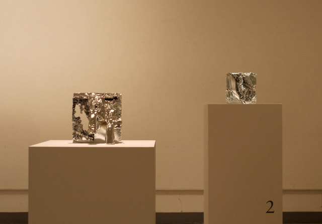 《Film Without Film – Piano / Donky, Pistol / Man》2012 年、樹脂、塗料22.0×22.0×26.0 cm 展示風景:ニューアート展 NEXT 2012 動く絵、描かれる時間:Phantasmagoria、横浜市民ギャラリー ©SHIMURAbros:SHIMURAbros 「Film Without Film 映画なしの映画」展 ポーラ美術館