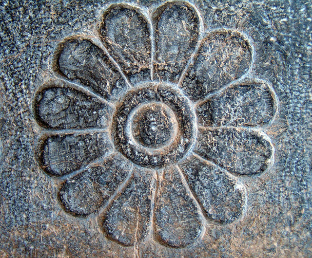 ペルセポリス 蓮華文様 (Wikipedia)